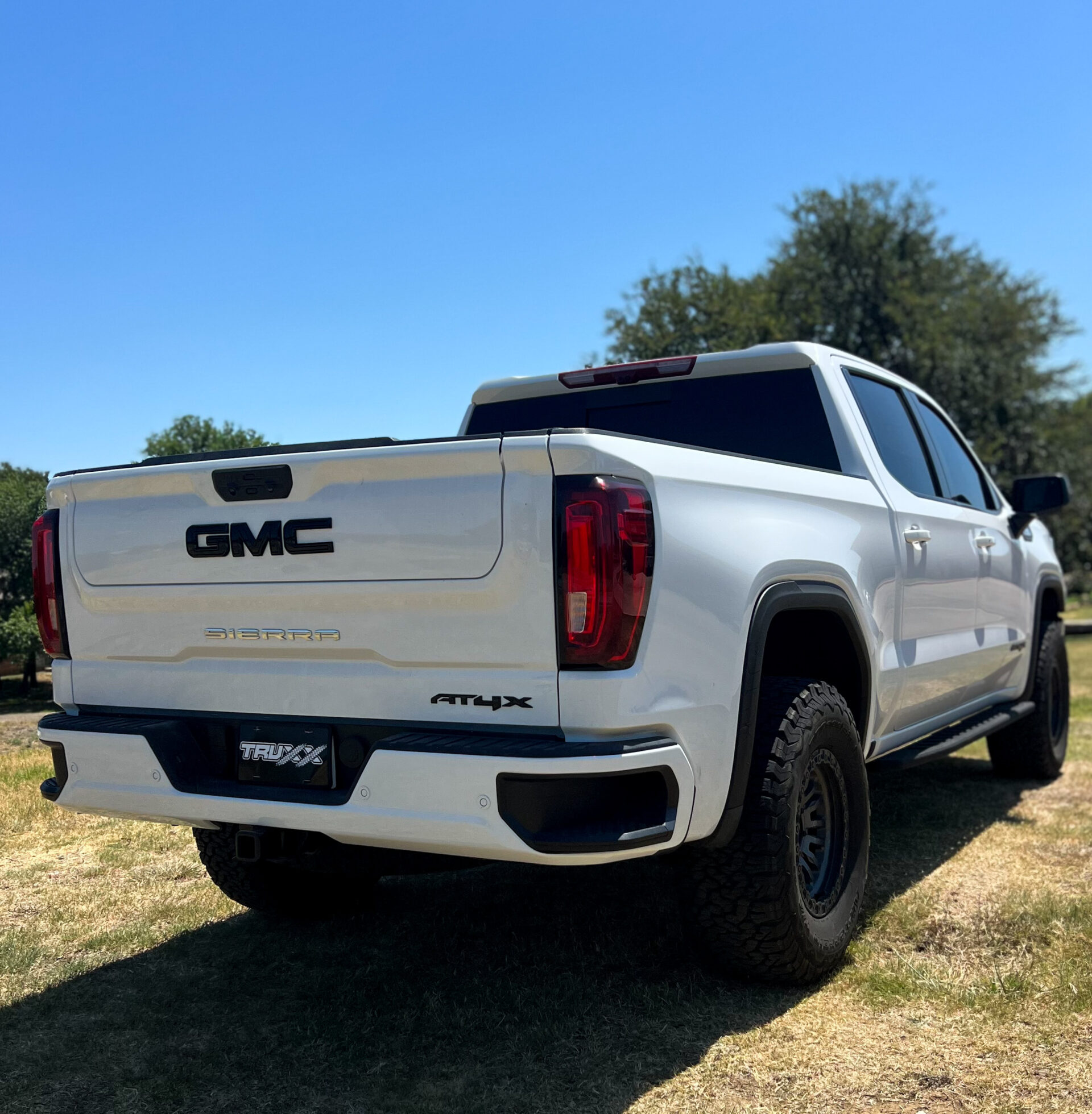 5 Reasons This Custom GMC Sierra Build Is Absolutely Unstoppable - Truxx